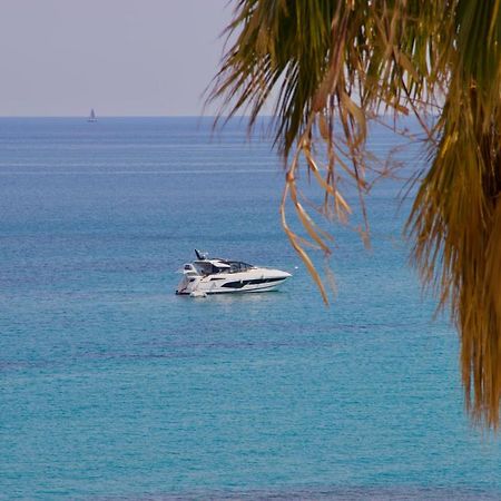 Dans les toits de la ville Plein Centre et Mer Menton Extérieur photo