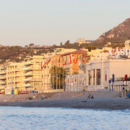 Dans les toits de la ville Plein Centre et Mer Menton Extérieur photo