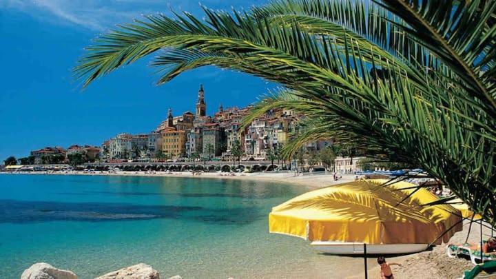 Dans les toits de la ville Plein Centre et Mer Menton Extérieur photo