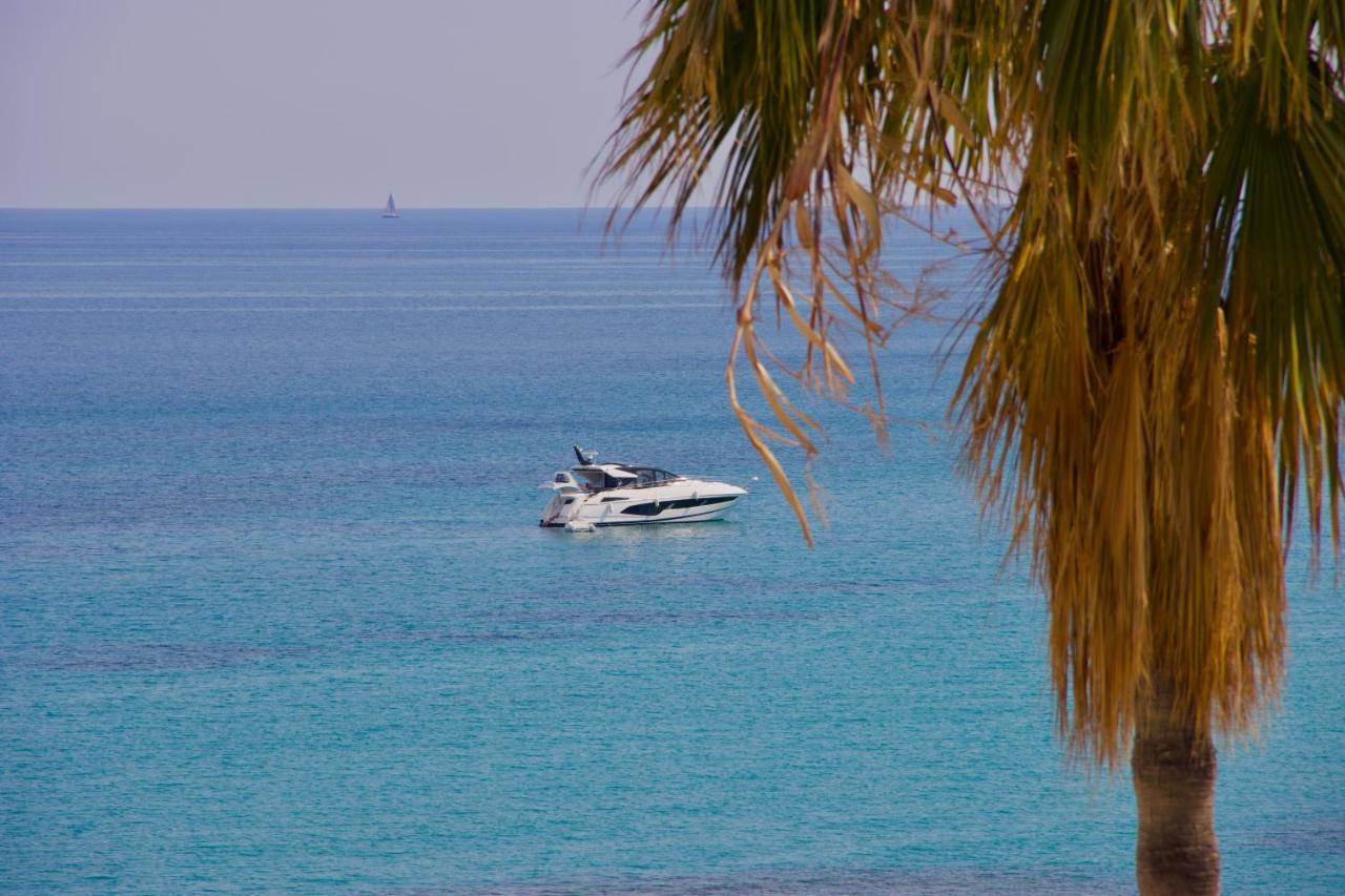 Dans les toits de la ville Plein Centre et Mer Menton Extérieur photo