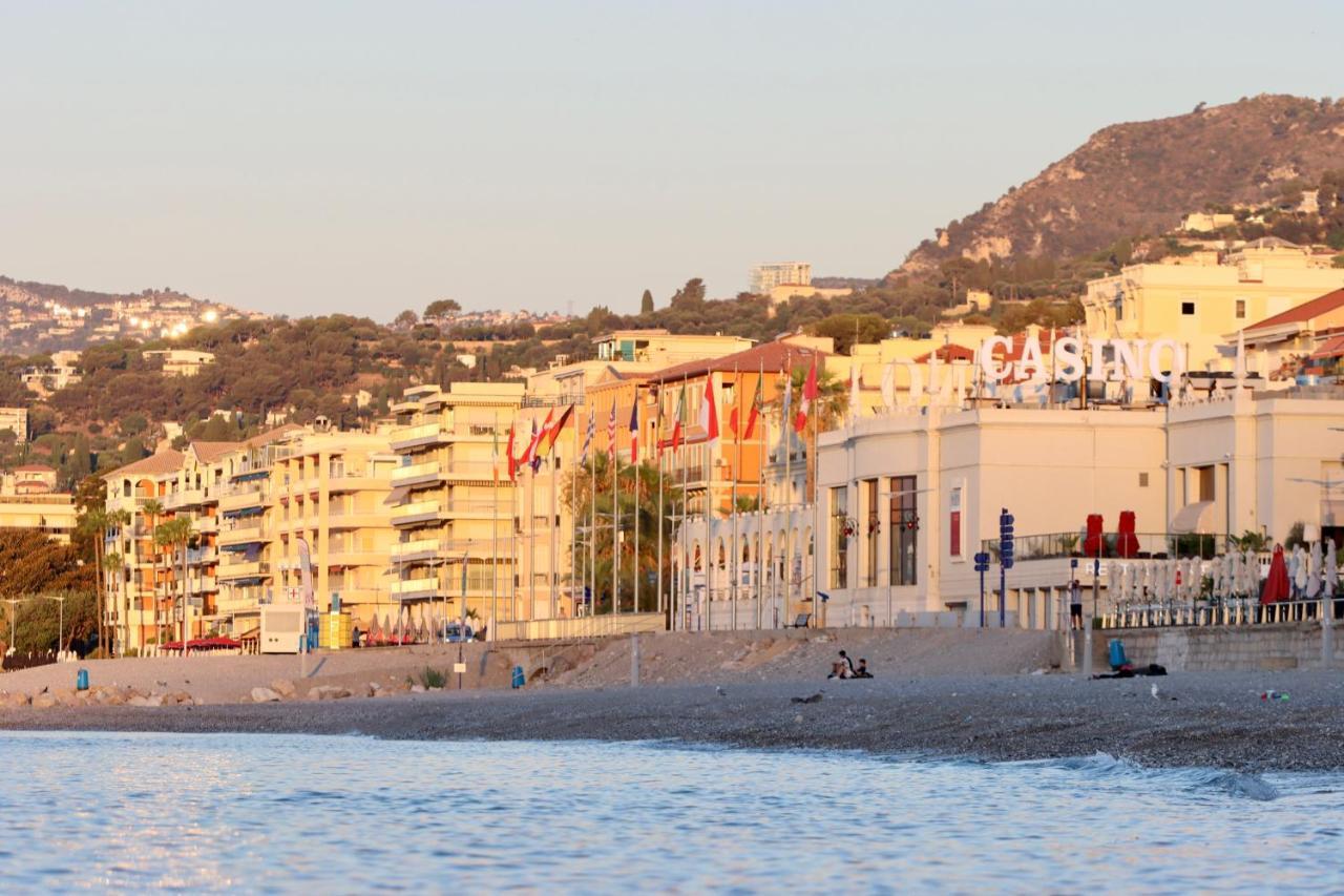 Dans les toits de la ville Plein Centre et Mer Menton Extérieur photo